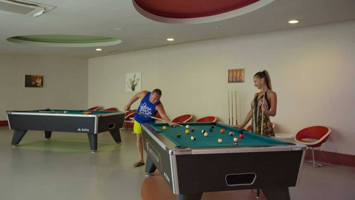 Ein Mann und eine Frau spielen Billard im Hotel Royal Alhambra Palace.