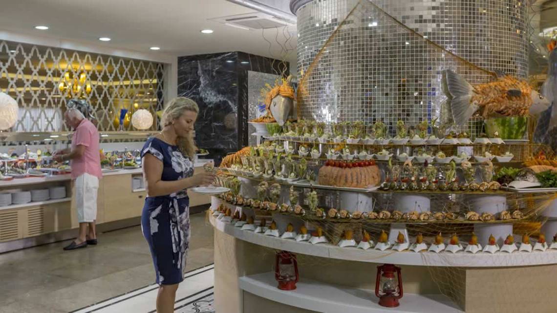 Ein Buffettisch im Royal Alhambra Palace mit verschiedenen Gerichten und Dekorationen.