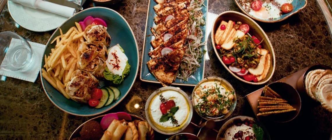 Buffet-Angebot im Jumeirah Zabeel Saray mit verschiedenen Gerichten wie Kebabs, Salaten und Beilagen.