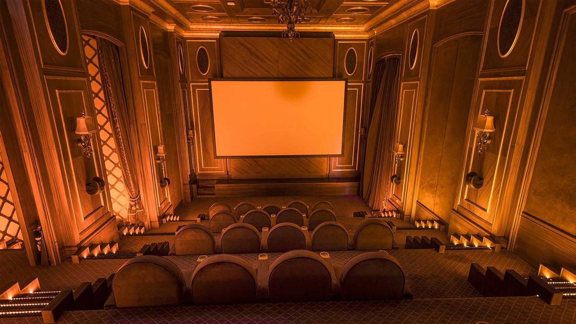 Kinossaal im Jumeirah Zabeel Saray mit goldenen Wänden und einem großen Bildschirm