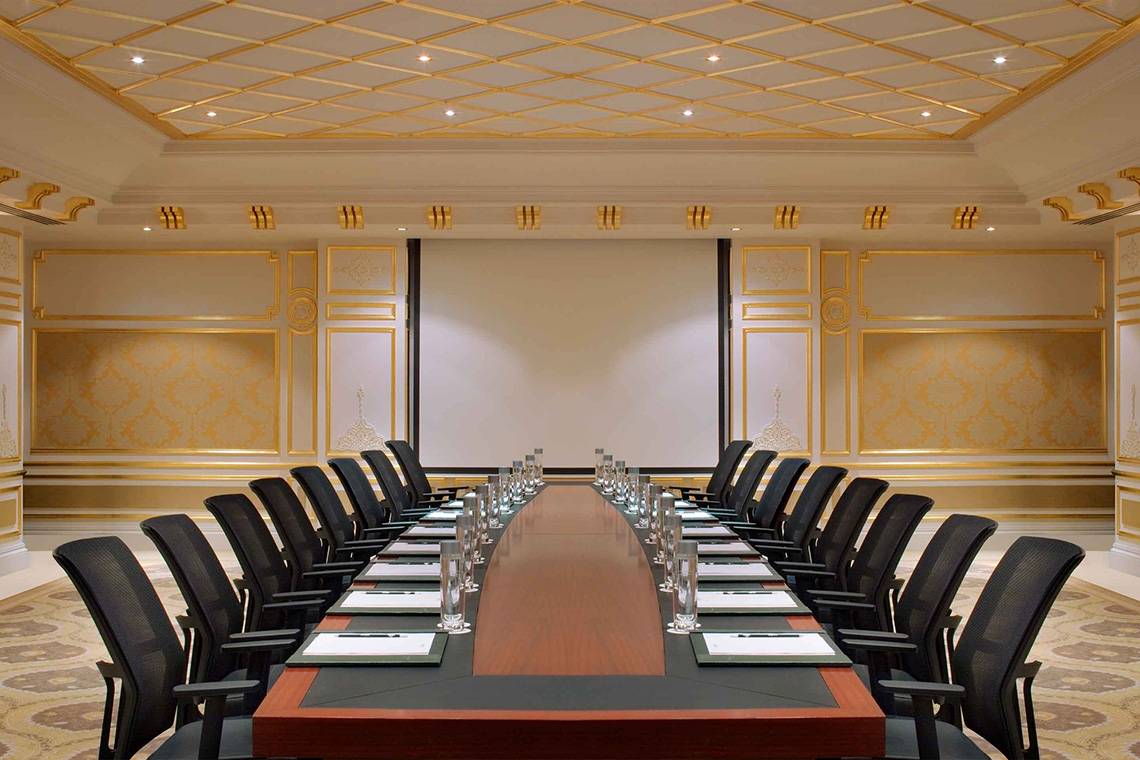 Konferenzraum im Jumeirah Zabeel Saray mit langem Tisch und Projektionswand