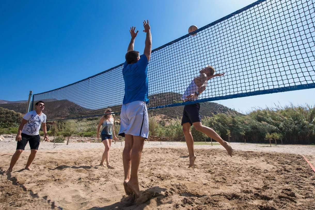 Einige Personen spielen Volleyball am Strand des Fodele Beach & Water Park Holiday Resort.