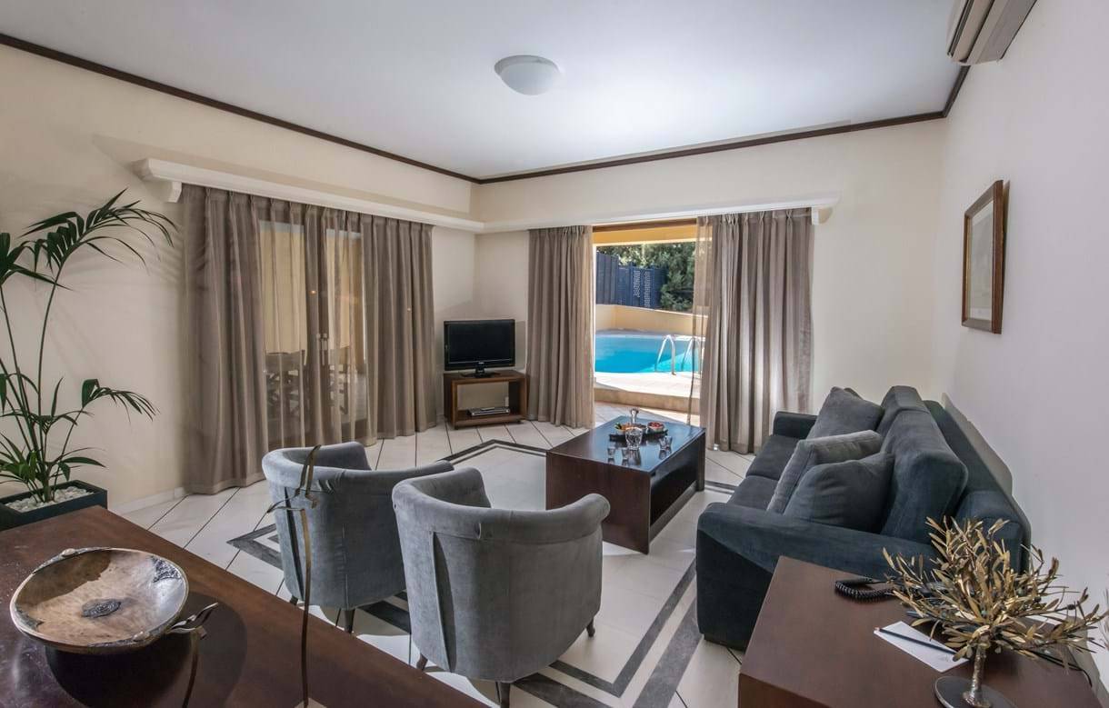 Wohnzimmer des Fodele Beach & Water Park Holiday Resorts mit Blick auf den Pool.