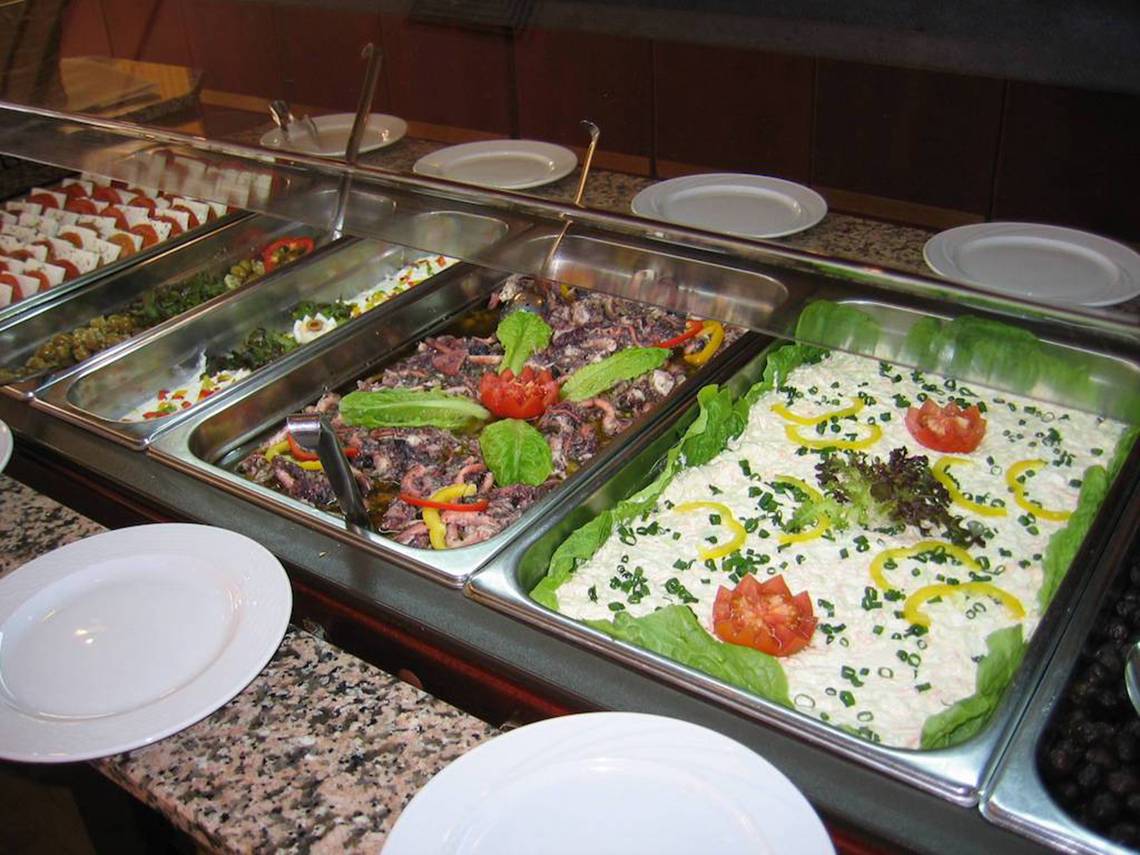 Buffet-Tisch mit verschiedenen Speisen im Aktea Beach Village Hotel.