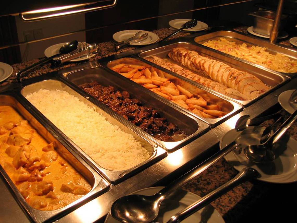 Buffet-Tisch mit verschiedenen Speisen im Aktea Beach Village Hotel.