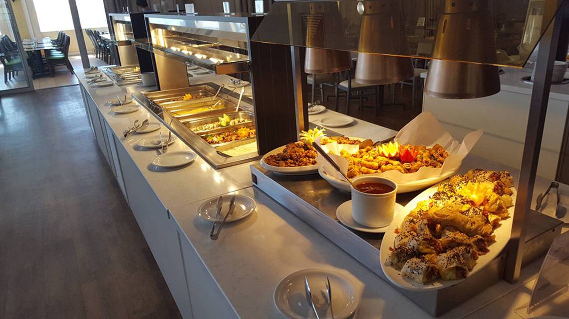 Buffettisch im Aktea Beach Village Hotel mit verschiedenen Gerichten und Saucen.