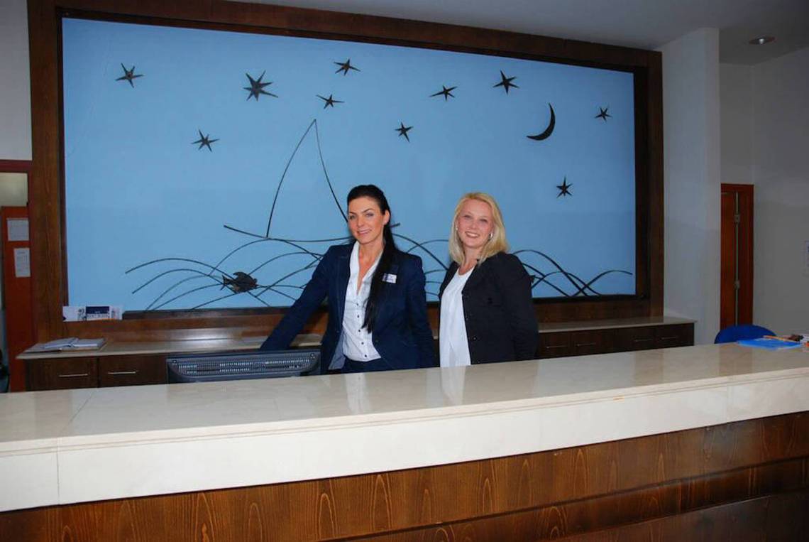 Zwei Damen an der Rezeption des Aktea Beach Village Hotels