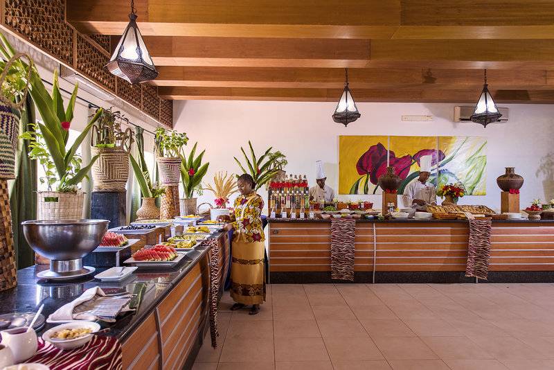 Buffetbereich im Bahari Zanzibar Hotel mit vielen Speisen und Angestellten.