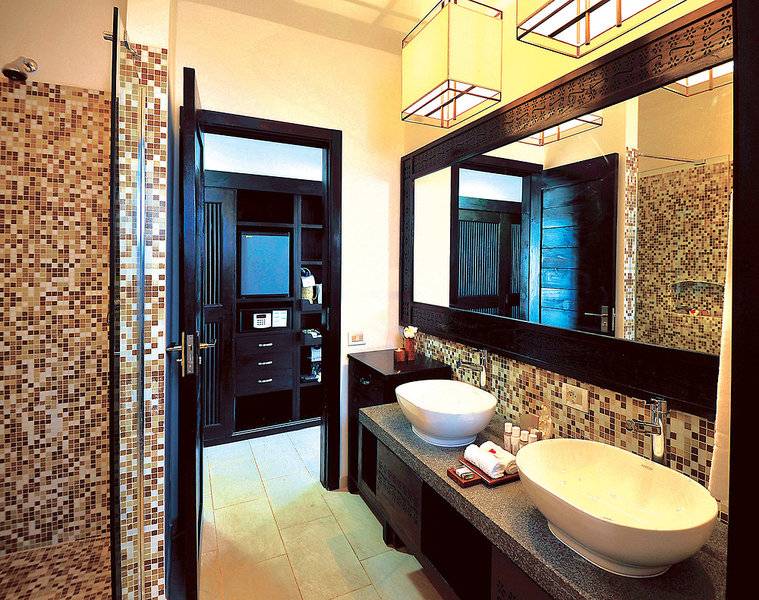Badezimmer im Bahari Zanzibar Hotel mit zwei Waschbecken und einem großen Spiegel.