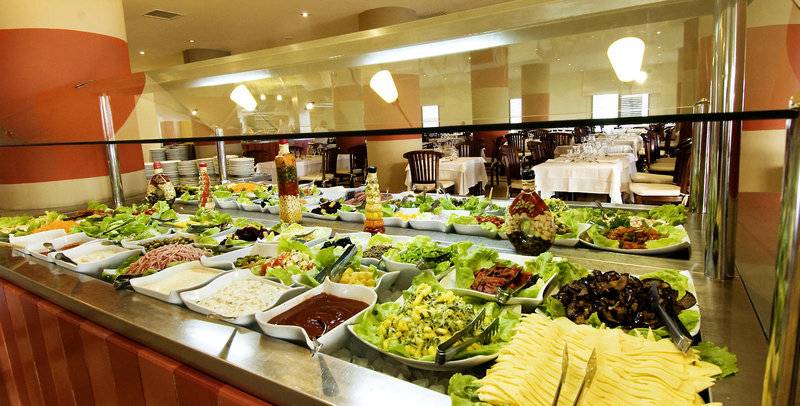 Buffet im Royal Decameron Tafoukt Beach Hotel mit verschiedenen Salaten, Dips und Beilagen.