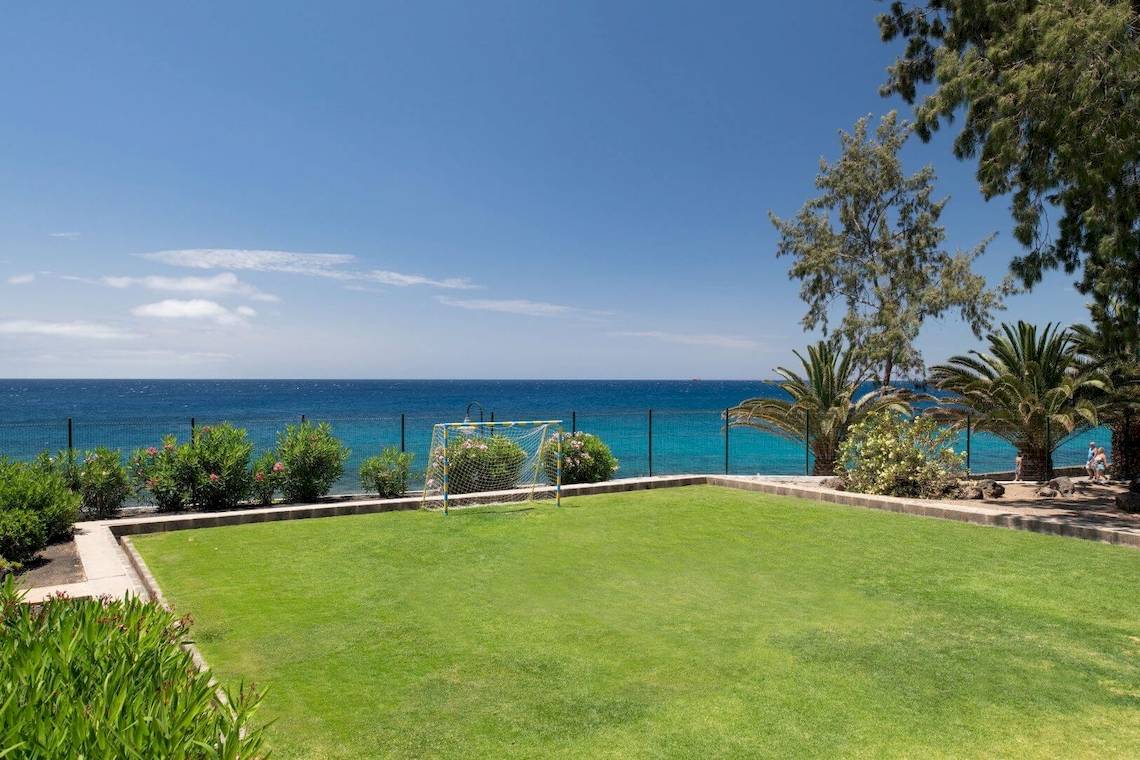 Außenansicht des Fußbalplatzes am Strand des Grand Teguise Playa Hotels