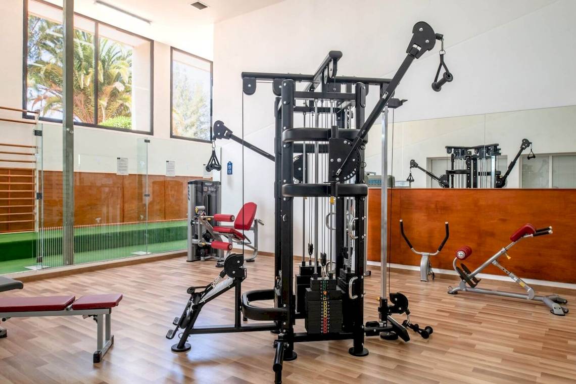 Fitnessbereich des Grand Teguise Playa Hotels mit moderner Trainingsgeräten.