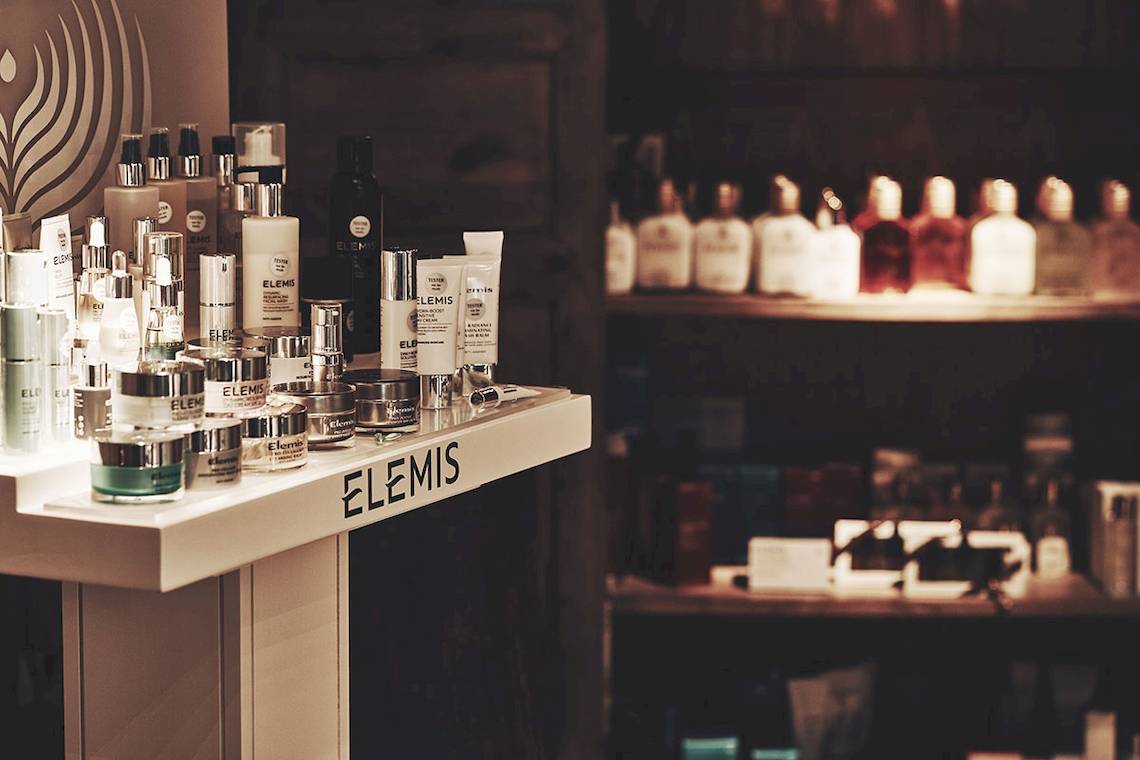 Eine Anzeige von Elemis-Pflegeprodukten im Myconian Imperial Hotel.
