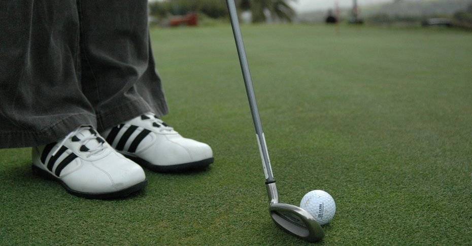 Golfer im Grand Palladium Jamaica R. & Spa beim Putten auf dem Golfplatz.