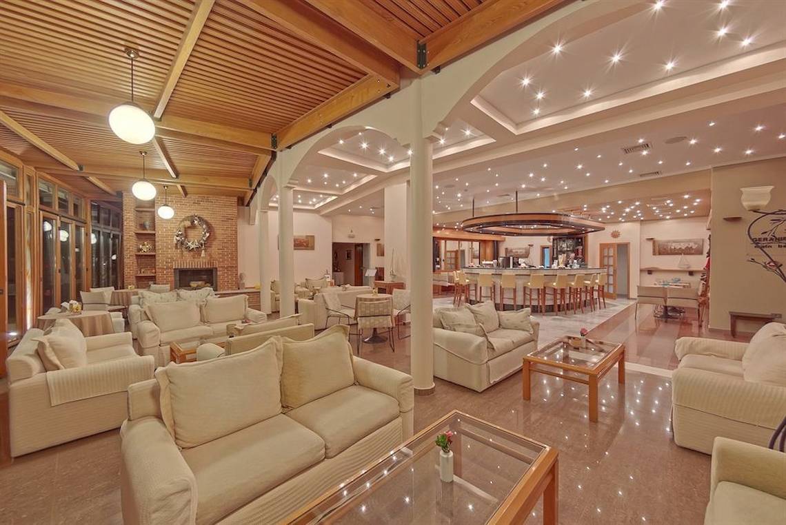 Loungebereich des Possidi Holidays Resort & Suites mit vielen Sofas und Tischen.