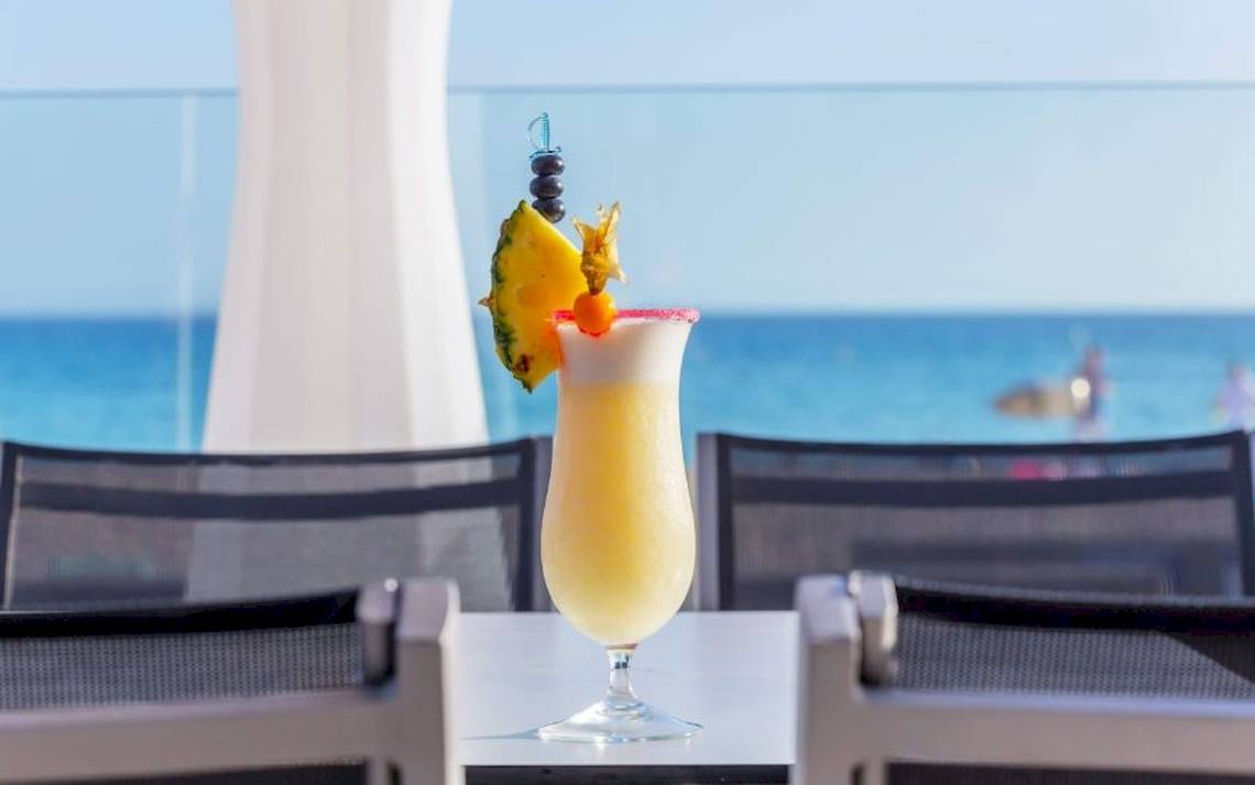 Ein Apfelcocktail mit Blick auf das Meer, serviert im Aparthotel Fontanellas Playa.