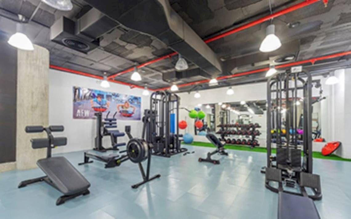 Fitnesscenter im Aparthotel Fontanellas Playa mit verschiedenen Trainingsgeräten.