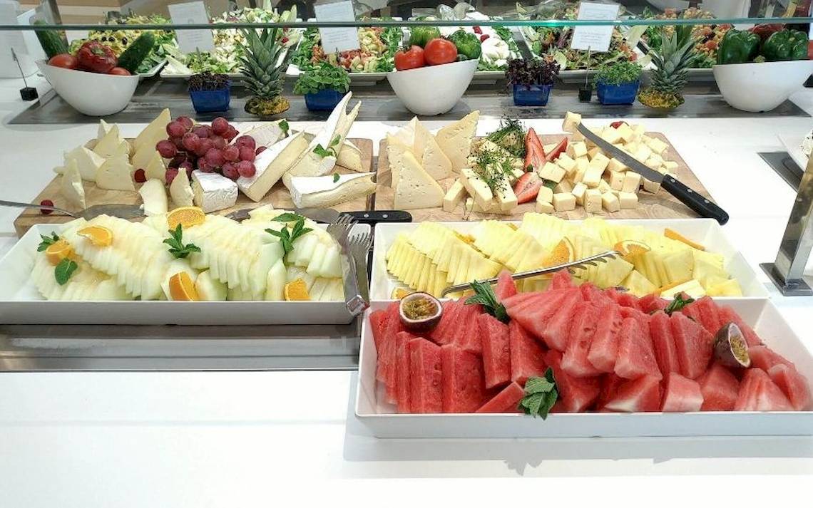 Buffet-Auswahl im Aparthotel Fontanellas Playa mit verschiedenen Käsesorten, Obst und Salaten.