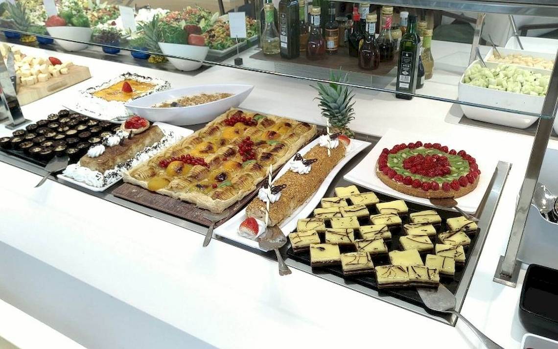 Buffet mit vielen Süßigkeiten im Aparthotel Fontanellas Playa.