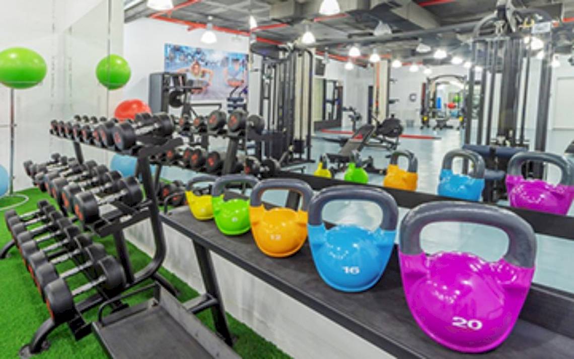 Fitnessbereich im Aparthotel Fontanellas Playa mit verschiedenen Gewichten und Trainingsgeräten.