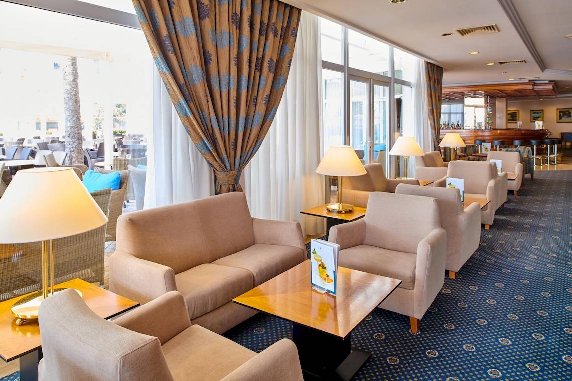 Lobbybereich des Hipotels Flamenco Hotels mit Sofas, Tischen und Lampen.