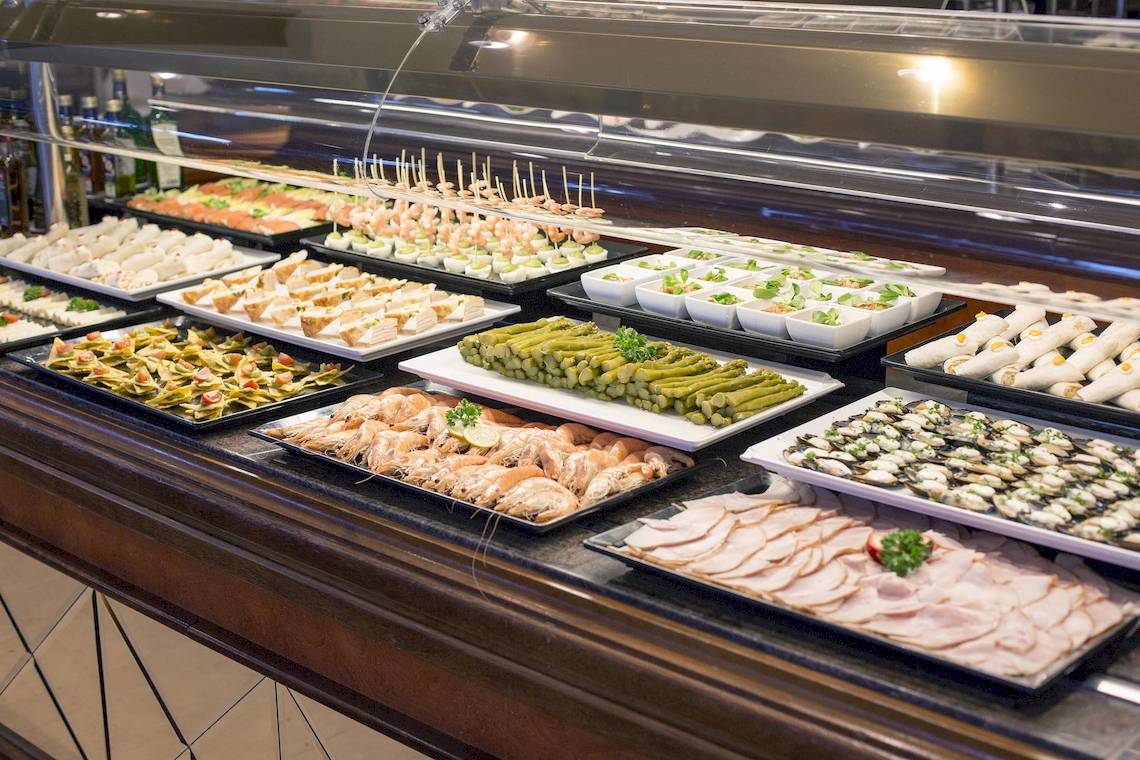 Buffet-Angebot im Hipotels Flamenco Hotel mit verschiedenen Gerichten.