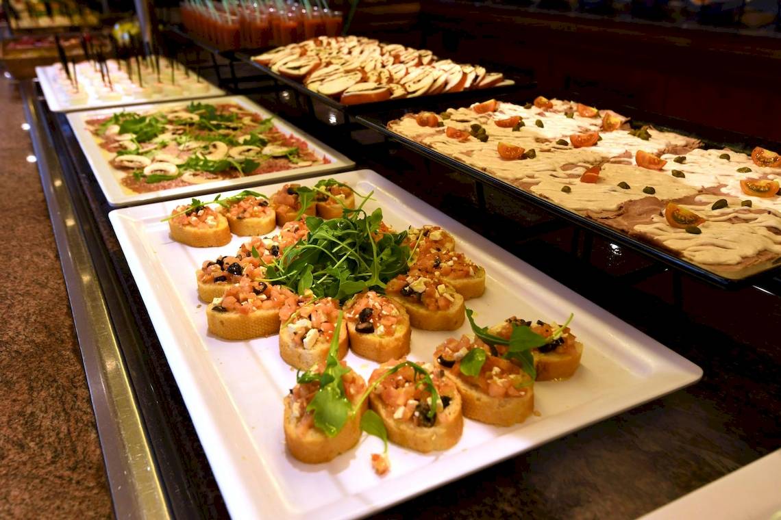 Buffet-Tisch im Hipotels Flamenco mit verschiedenen Gerichten und Vorspeisen.