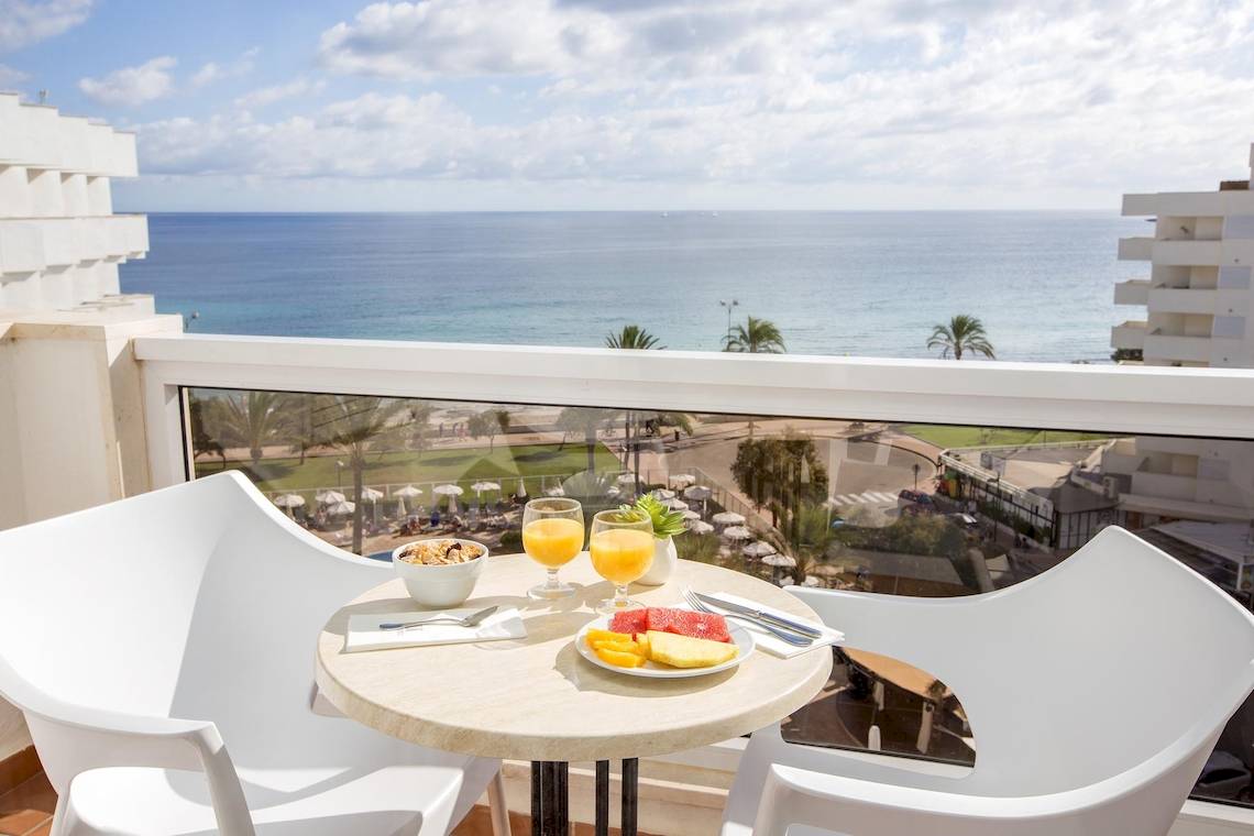 Frühstück auf dem Balkon des Hipotels Flamenco mit Meerblick.