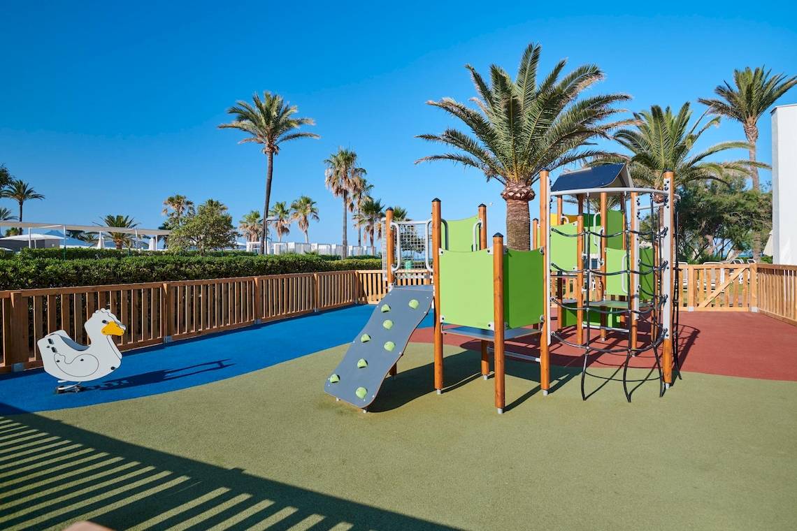 Kinderspielplatz im Hipotels Flamenco Hotel mit Rutsche und Klettergerüst