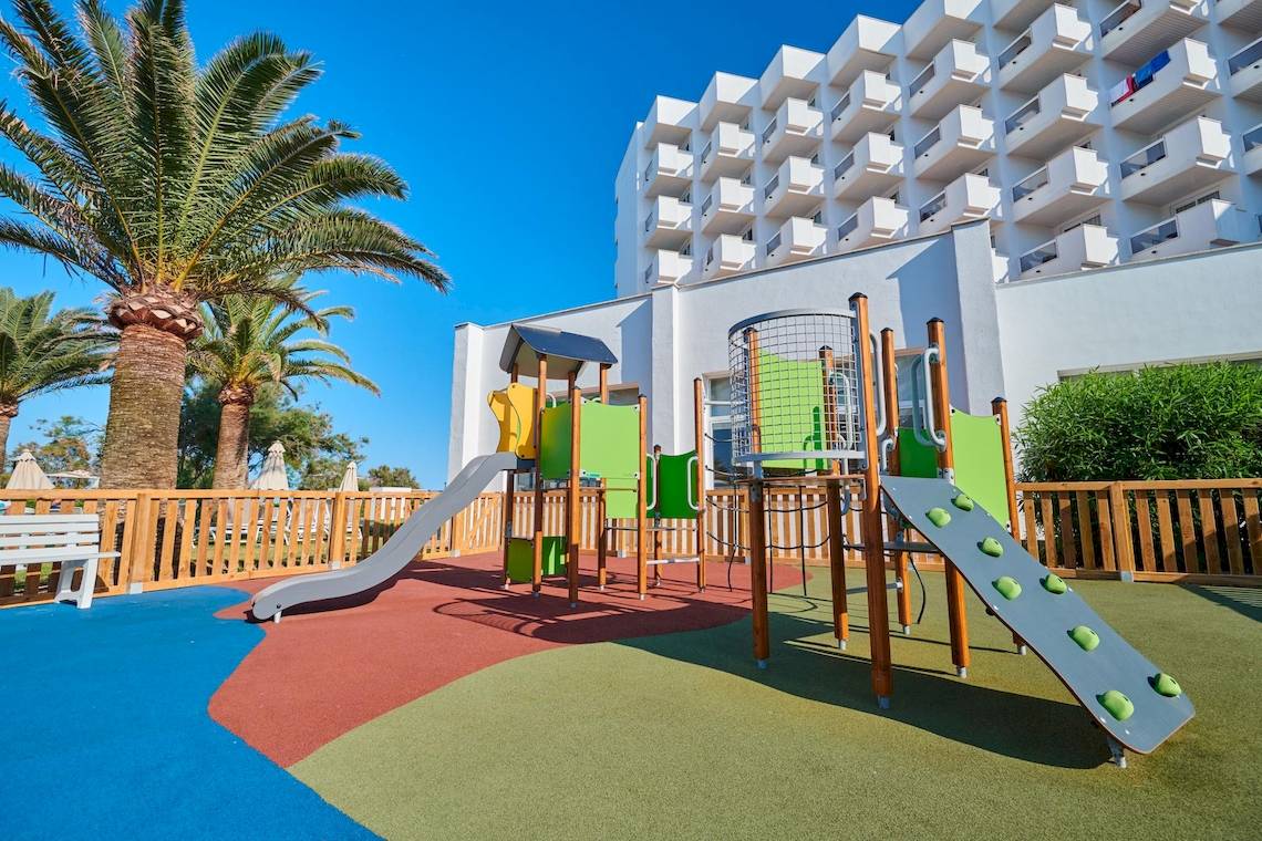 Kinderspielplatz vor dem Hipotels Flamenco Hotel mit Palmen und bunten Rutschen