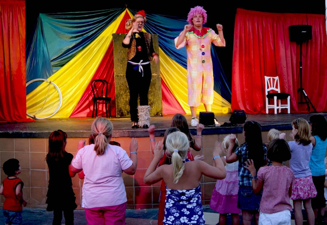 Zwei Clowns auf der Bühne im Hipotels Flamenco vor Kindern.