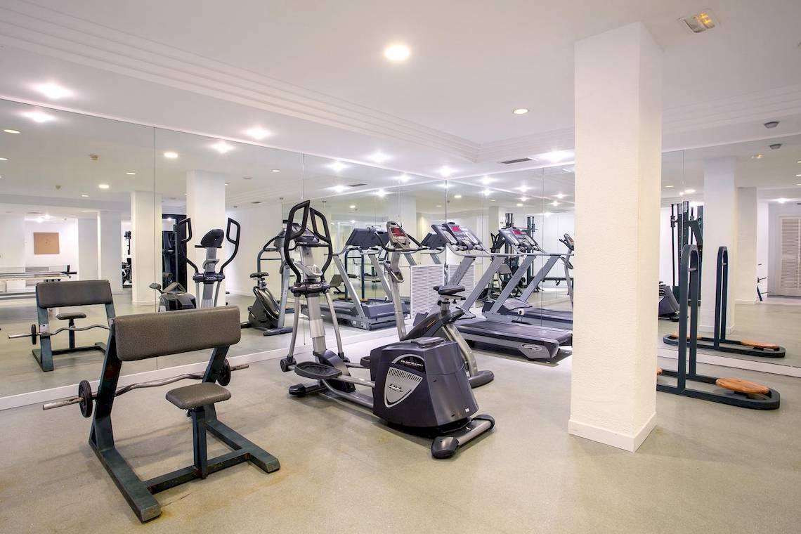 Fitnesscenter im Hipotels Flamenco Hotel mit verschiedenen Trainingsgeräten und Spiegeln