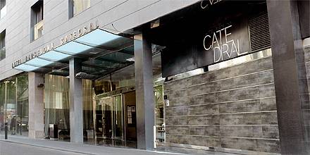 Eingang des Barcelona Catedral Hotels mit Glasdach und steinerner Wand.