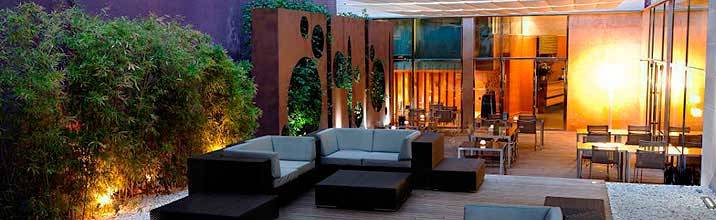 Terrasse des Hotels Barcelona Catedral mit Außensitzen und Tischen bei Nachtbeleuchtung