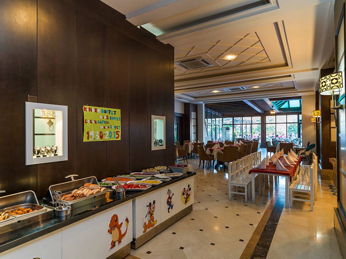 Buffetbereich im Sultan of Side Hotel mit Mickey-Mouse-Dekorationen und vielen Speisen.