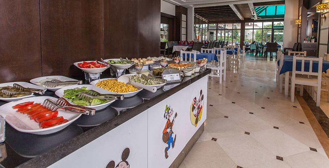 Buffet-Tisch im Sultan of Side Hotel mit verschiedenen Salaten und Snacks.