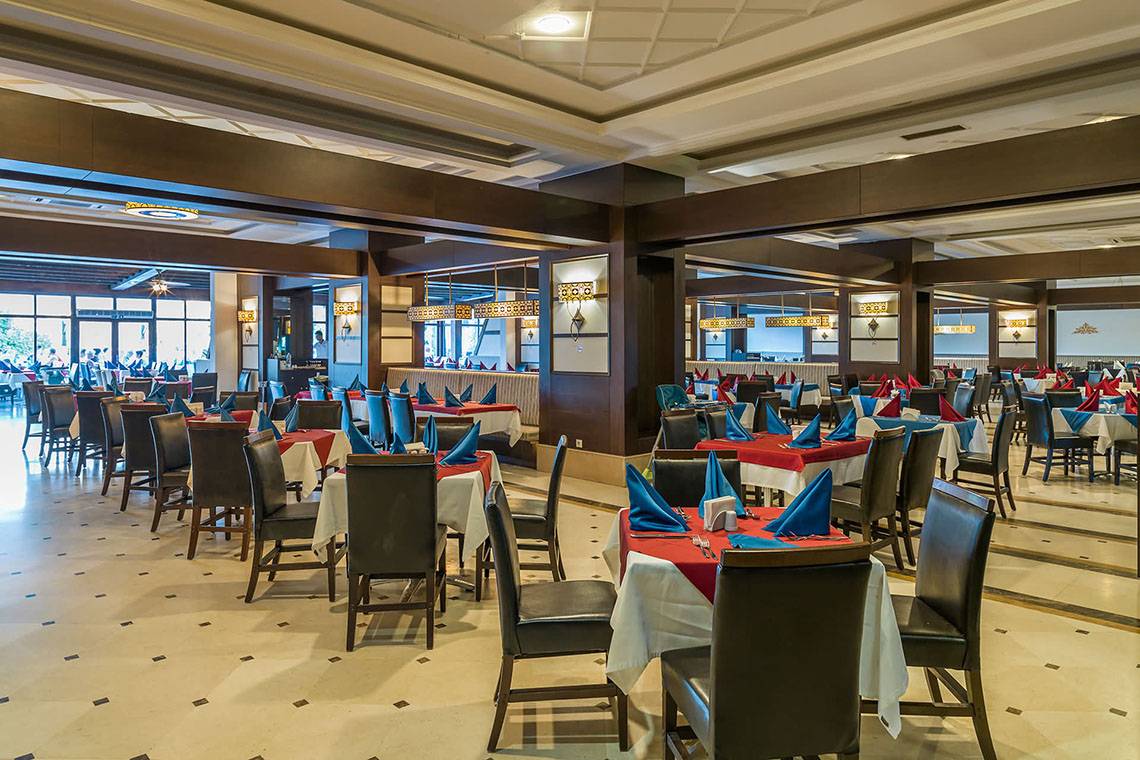 Innenansicht des Restaurants im Sultan of Side Hotel mit vielen gedeckten Tischen und Stühlen.