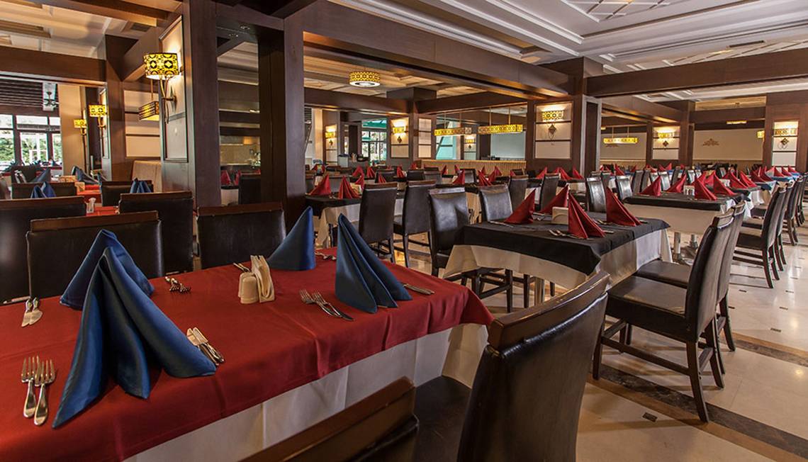 Restaurant des Sultan of Side Hotels mit eingerichteten Tischen und Stühlen.