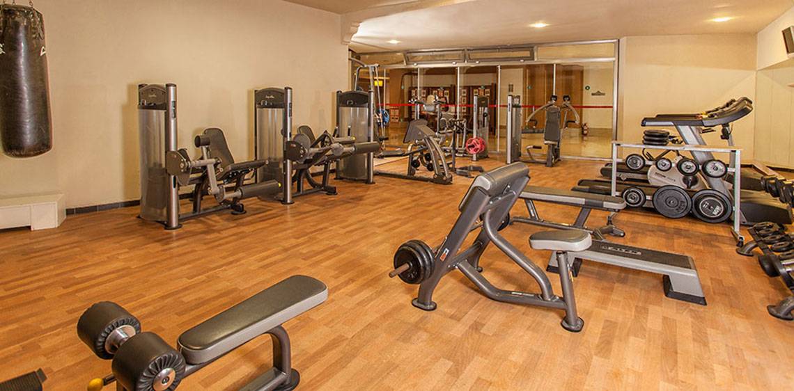 Fitnessstudio im Sultan of Side Hotel mit verschiedenen Trainingsgeräten.