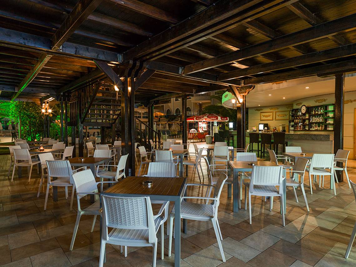 Innenbereich des Restaurants im Sultan of Side Hotel mit Tischen und Stühlen.