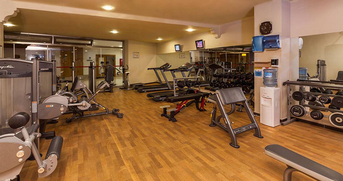 Fitnessstudio im Sultan of Side Hotel mit verschiedenen Geräten und Geräten.