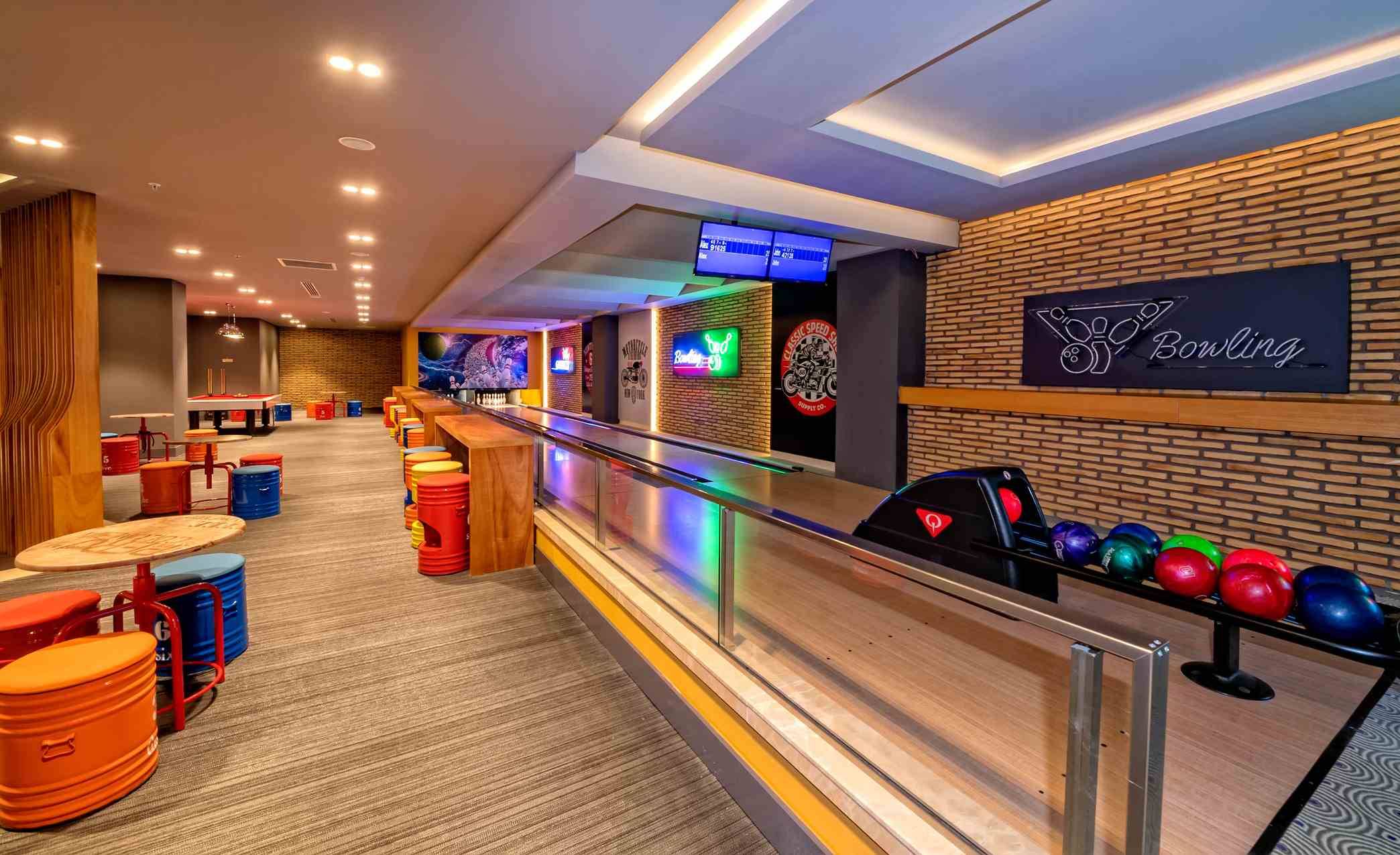 Bowling-Halle im Sidemarin Kirman Premium Hotel mit Bowlingbahnen und bunten Bowlingkugeln.