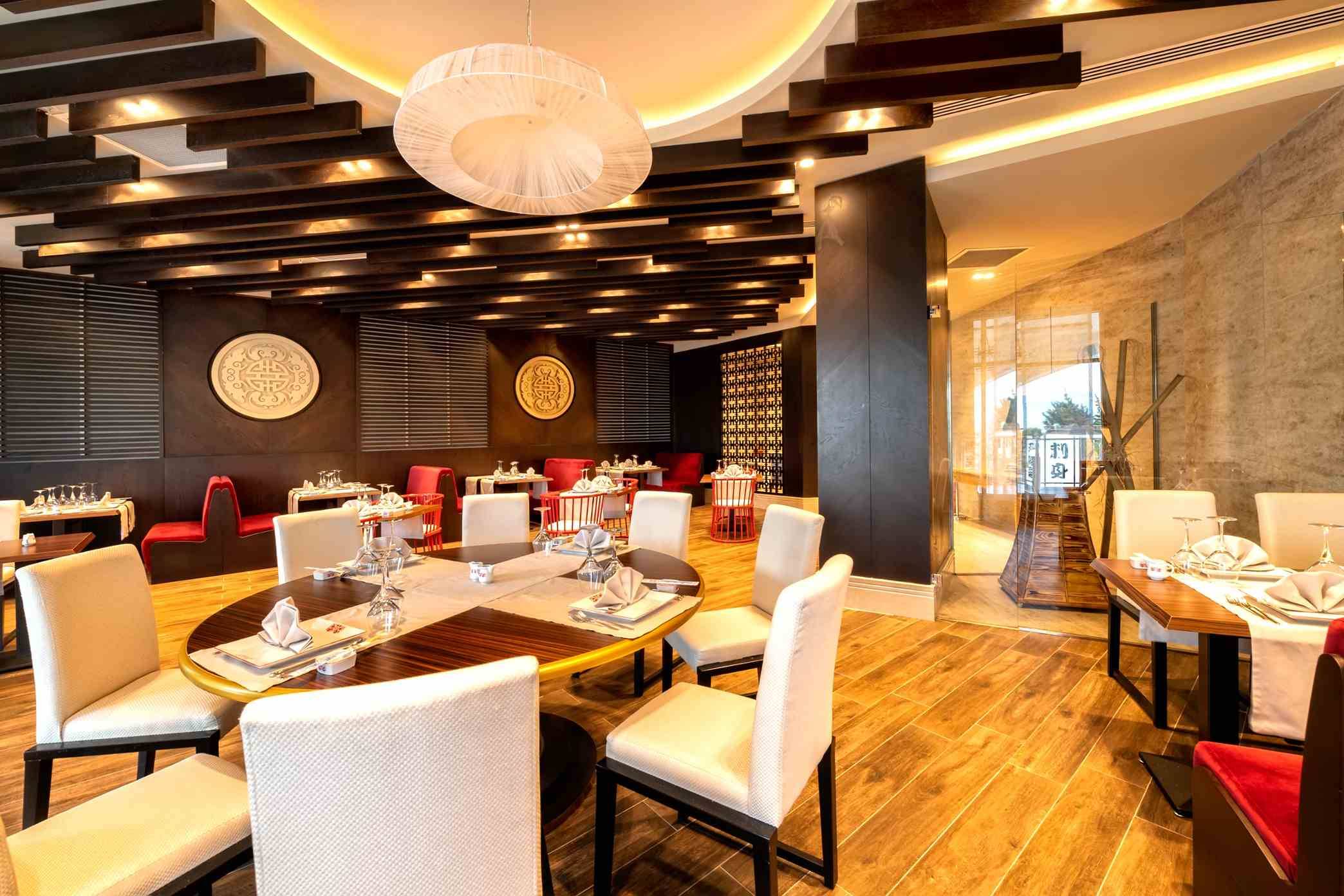 Innenansicht des Restaurants im Sidemarin Kirman Premium Hotel mit modernen Möbeln und hölzerne Böden.