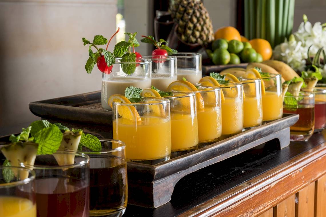 Früchte und Cocktails im JW Marriott Khao Lak Resort & Spa