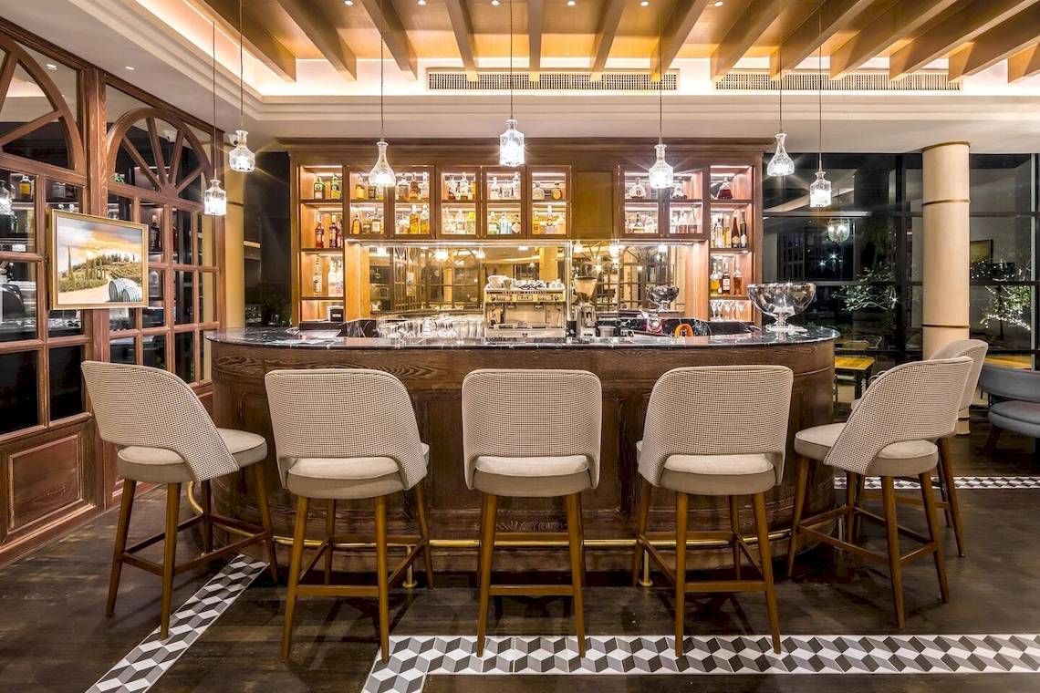 Barbereich im JW Marriott Khao Lak Resort & Spa mit Barhockern und Theke