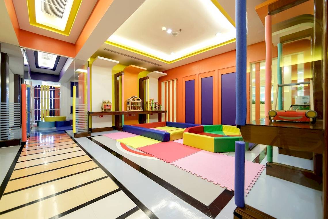 Farbig gestalteter Kinderbereich im JW Marriott Khao Lak Resort mit bunten Spielmatten und Spielzeug.