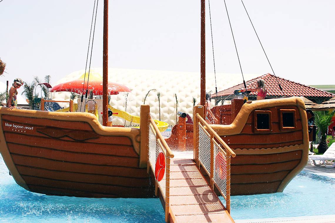 Wasserspiel im Blue Lagoon Resort mit Piratenschiff und Rutschen