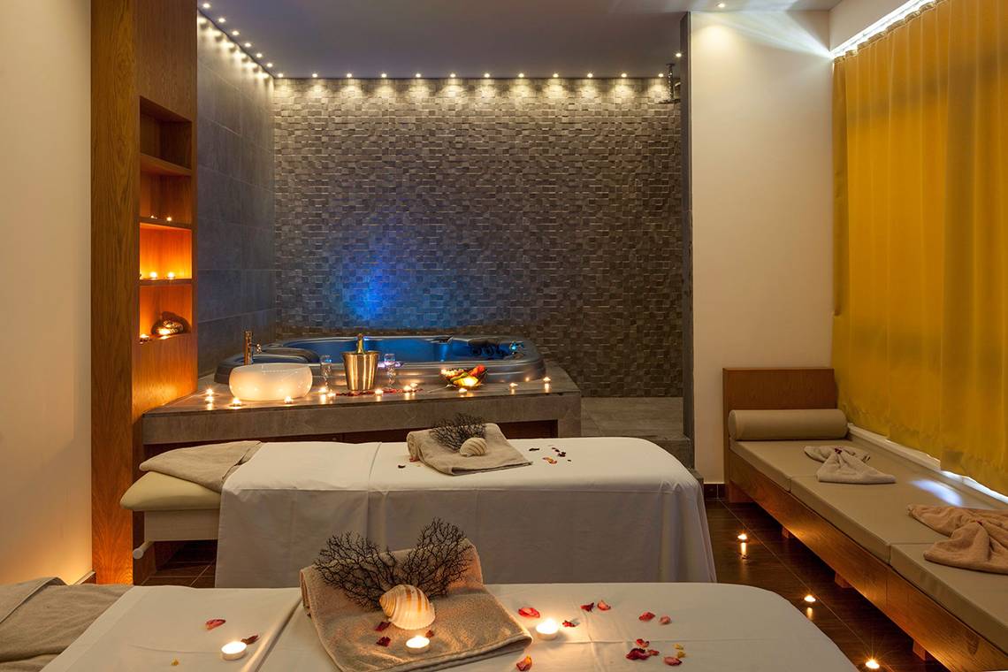 Behandlungsraum im Blue Lagoon Resort mit zwei Massagetischen, Kerzen und einem Whirlpool.