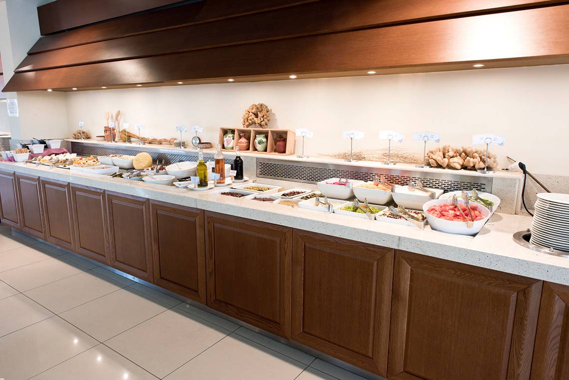 Buffet-Tisch im Blue Lagoon Resort mit verschiedenen Speisen in weißen Schüsseln.