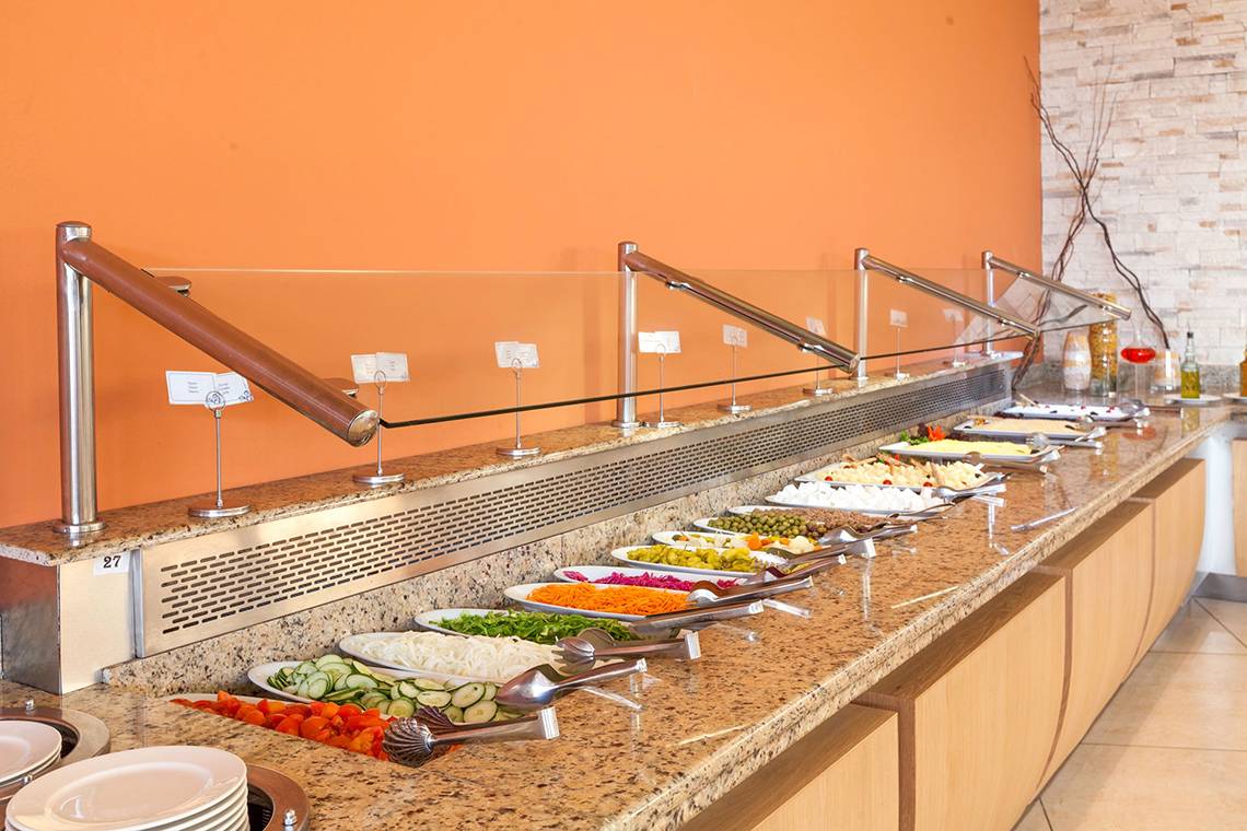 Gedeckte Buffetstation im Blue Lagoon Resort mit verschiedenen Gerichten.